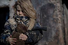 흙이 잔뜩뭍은 잠바를 입은 곰인형을 안고있는 꾀죄죄한 여자아이